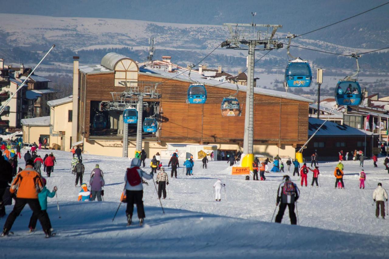 Skiing, Walking, Enjoying In Mountains Banszko Kültér fotó